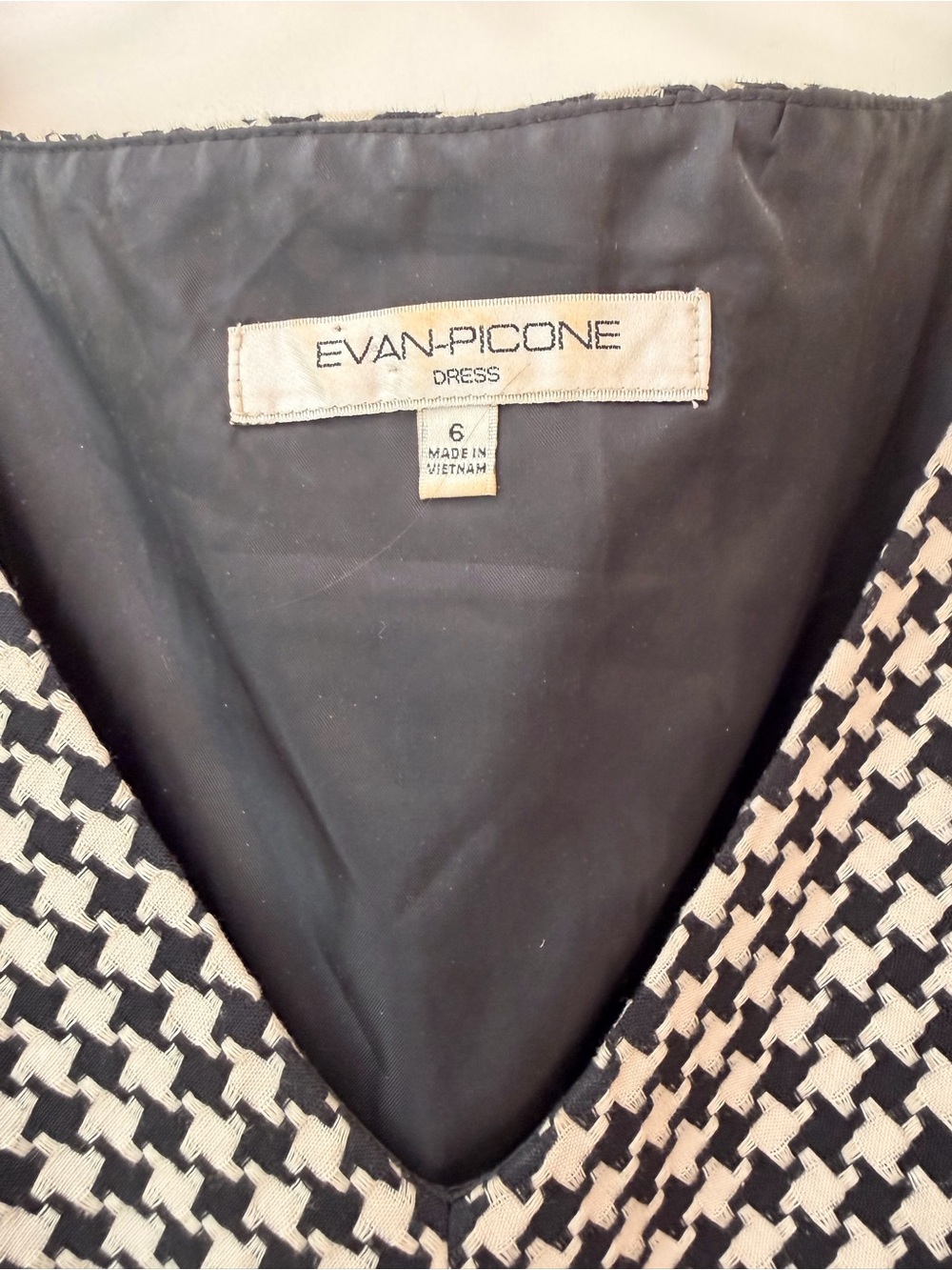 Evan Picone White & Black Houndstooth, Sleeveless V-Neck Fit-N-Flare Dress, Sz 6 - Picture 4 of 16